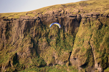 冰岛悬崖滑行翔山地背景有图片