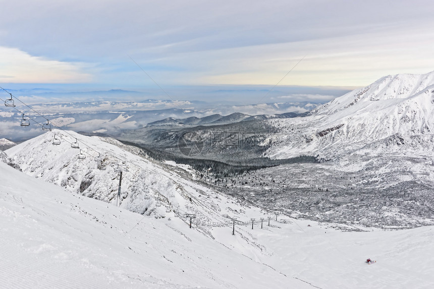 扎科帕内的KasprowyWierch远处的升降椅和滑轨扎科帕内是波兰塔特拉山脉的一个的一座山图片