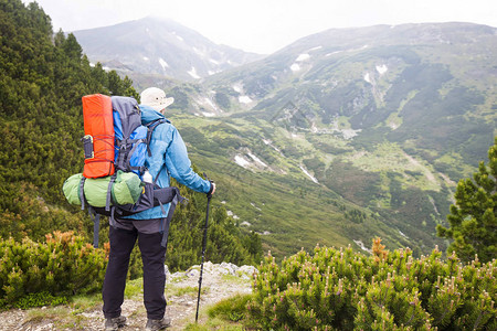 登山自然山区探索徒步远足和旅行等有在山路上搭配设备图片