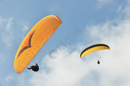 天空滑翔伞图片