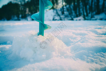 冬天钓鱼下大雪图片