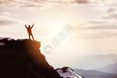 在山顶与山峰和日落交锋中高清图片