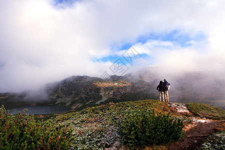 高雾山的远足者图片