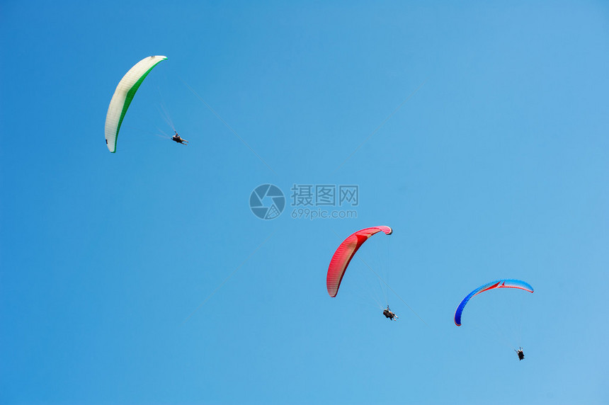 滑翔伞在蓝天图片