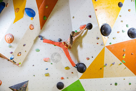 年轻女子登山挑战巨石之路在室内图片