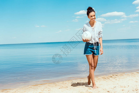 快乐的非洲裔美国女人在沙滩图片
