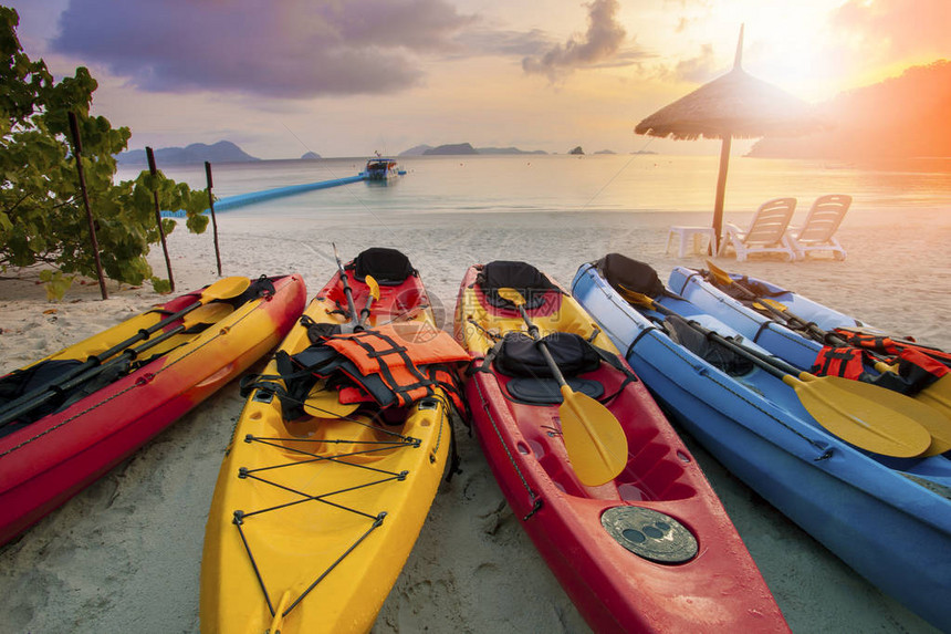 沙滩上的海面皮艇与美丽的太阳在宁岛升起图片