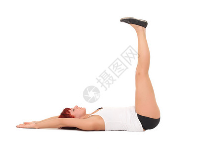 训练瑜伽的年轻女子把双腿从苏打图片