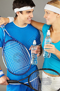 女网球运动员拿着水瓶站着拥图片
