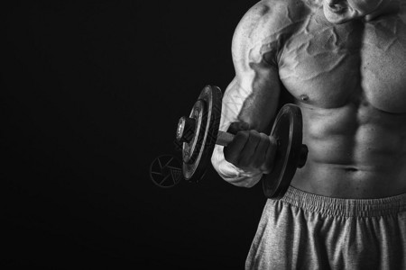 男人用哑铃锻炼健身房和健身概念健美图片