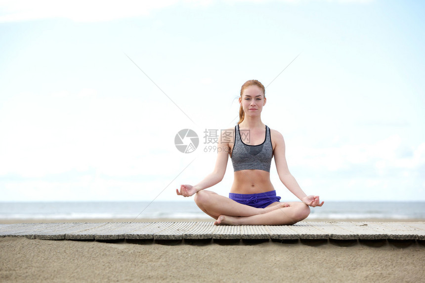 一位坐在户外做瑜伽姿势的年图片
