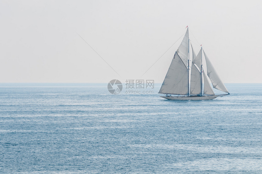大白帆船在蓝海航行有图片