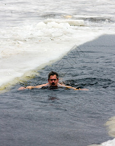 圣彼得堡传统冬季游泳以图片