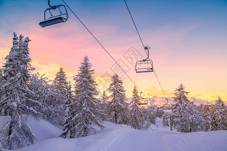 斯洛文尼亚Vogel滑雪中心附近冬季山丘全景图片