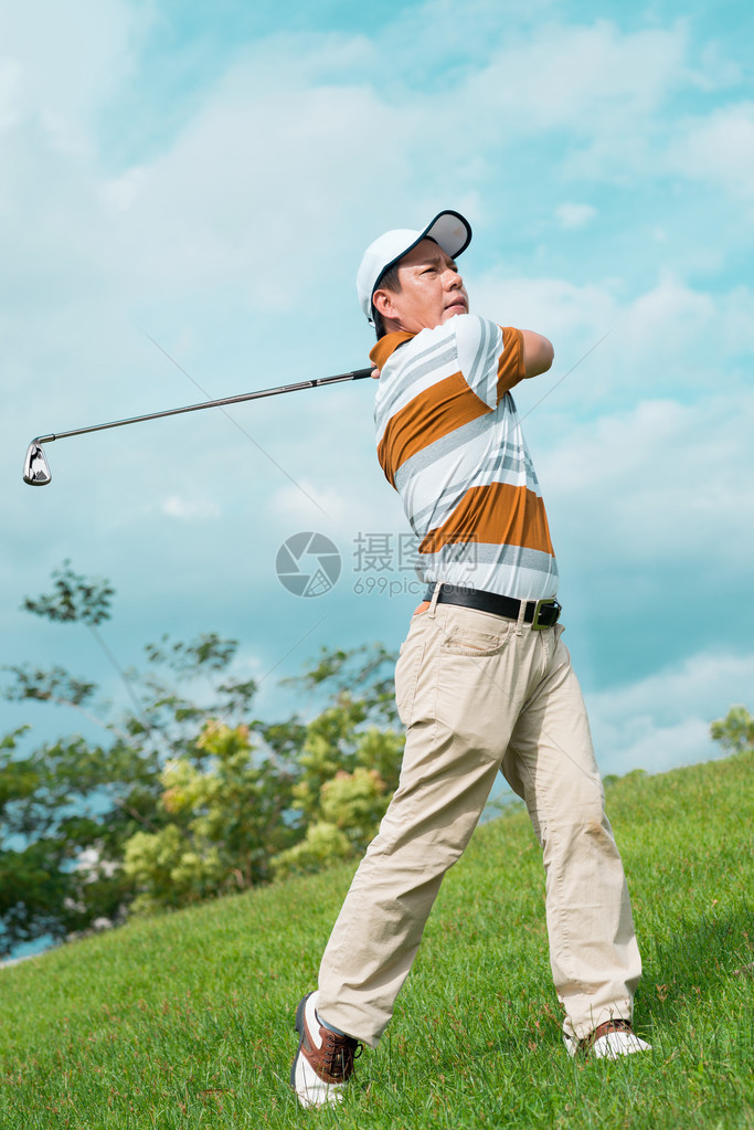 一个男人在外面打高尔夫图片
