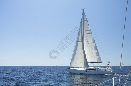 在爱琴海蓝水上游艇或Regatt图片