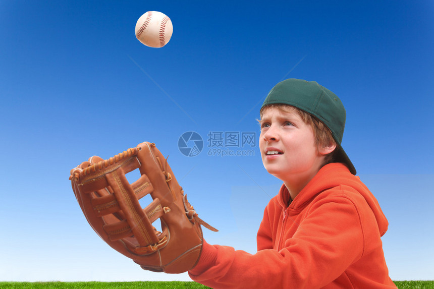 小男孩试图接住棒球图片
