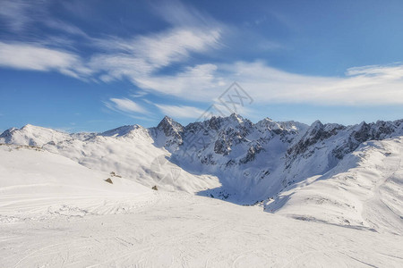 奥地利阿尔卑斯山的杰森山脉的冬季全景滑雪坡图片