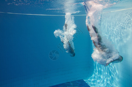 两名专业潜水员在同步反转潜水后进入水中图片