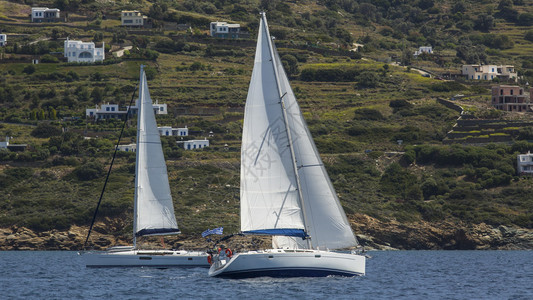 在爱琴海的希腊海岸进行帆船比赛图片