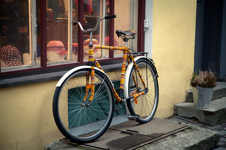 窗户附近的街上老式自行车复图片