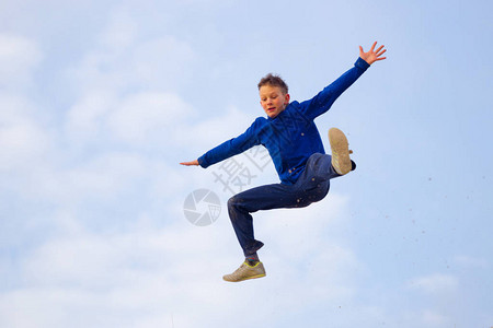 青少年在天空上跳跃背景图片