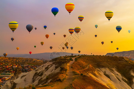 热气球降落在土耳其卡帕多西亚戈图片