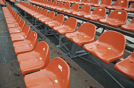 湿红色分层排帽子足球的座位细节图片