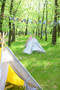 公园的黄色和蓝色手工帐篷暑假的概图片