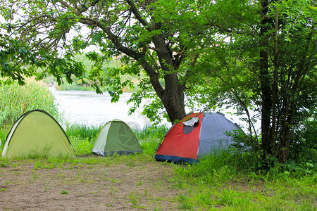 河岸上的帐篷营地图片