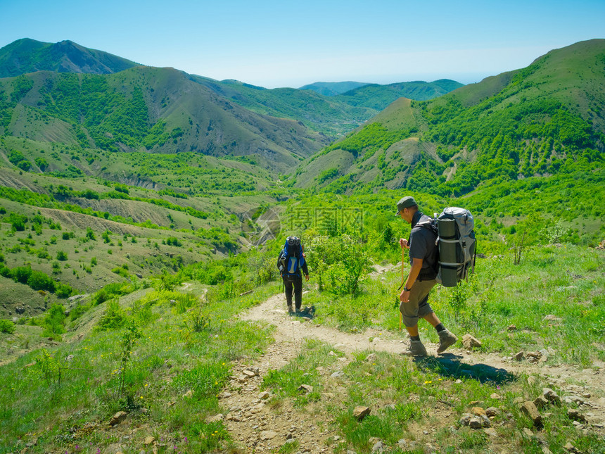 在克里米亚山区徒步旅行的徒步旅行者图片