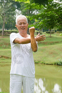 退休的亚洲老年男子在同等水图片