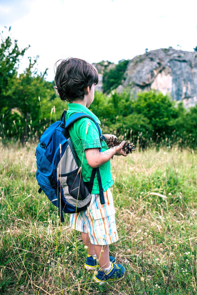 在森林里背着包的孩子男孩沿着山路走积极的假期带孩子旅行孩子图片