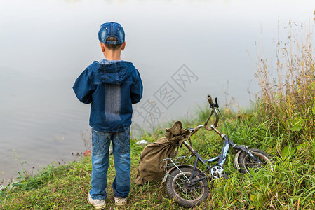 一个骑自行车的孩子背着包图片