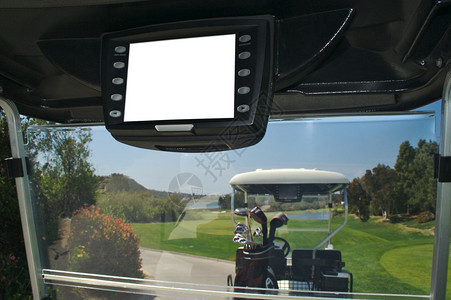在高尔夫车旁边GPS系统空白准备接收图片