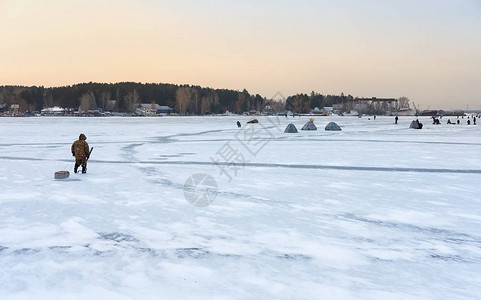 西伯利亚冬季捕鱼图片