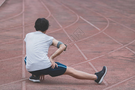 年轻亚裔跑步男子的背影在体育图片