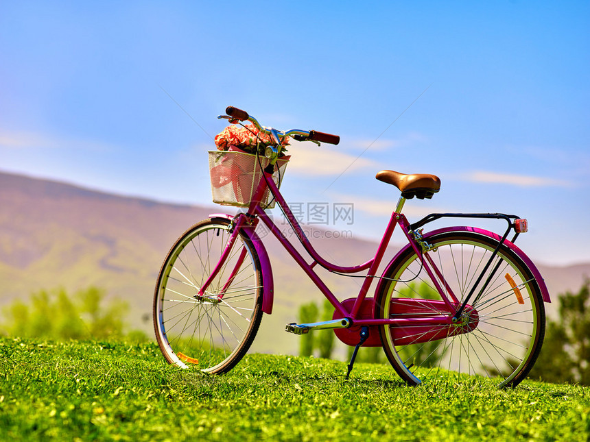 城市骑自行车图片