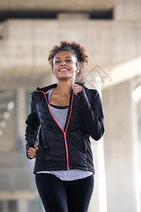 一个健康的年轻女子在户外跑步锻炼的肖像图片