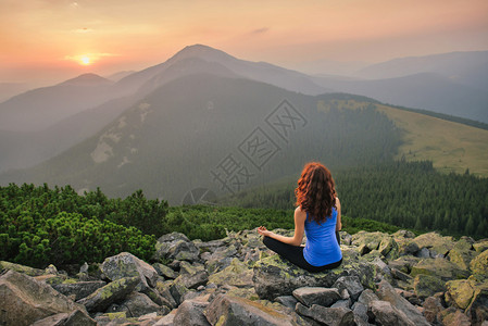 女人感受自由享受山间美景欣赏日落图片