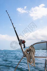 帆船上的钓鱼竿和卷轴垂直拍摄图片