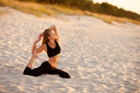 在美丽的金色海滩上进行夏季瑜伽课程波兰Grzybowo村图片