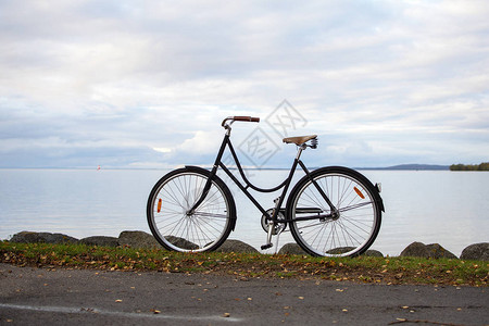 秋天在水边骑自行车图片