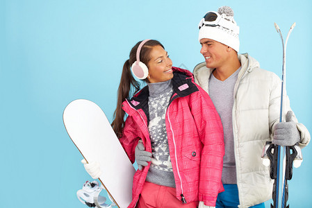穿冬装的漂亮女孩和帅男子的肖像穿着雪图片