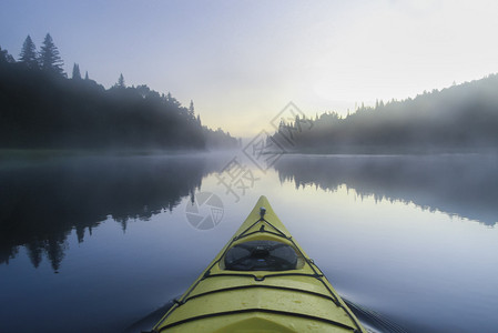 清晨在加拿大魁北克的一个迷雾湖上冲浪Ka图片