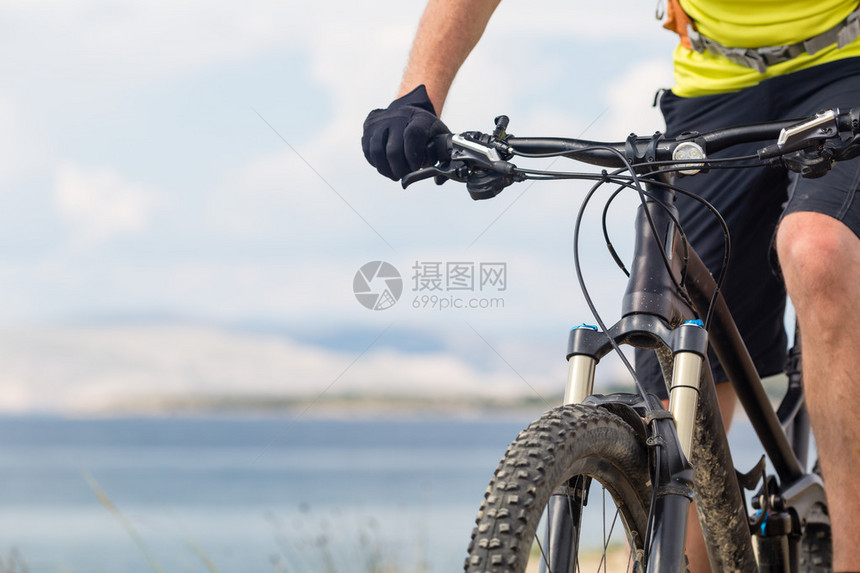 山地自行车骑自行车在海上和夏季山脉男子骑手在乡村公路或单轨上骑自行车MTB运动健身动机图片