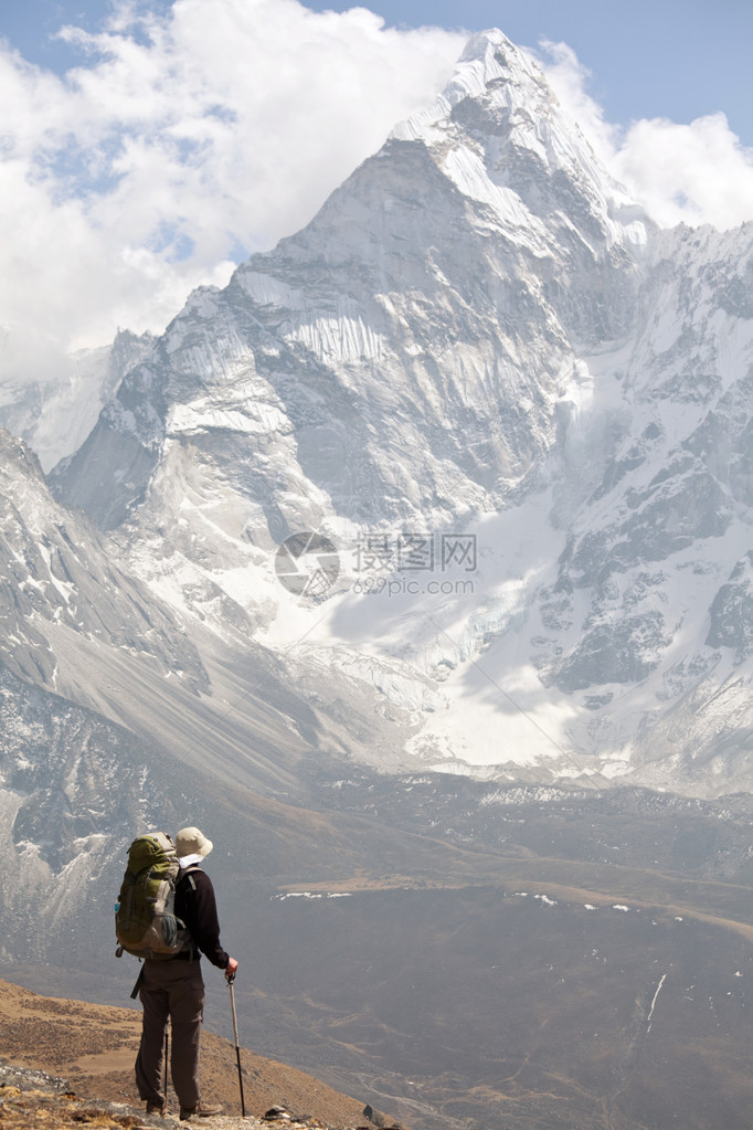 喜马拉雅山的登山者图片