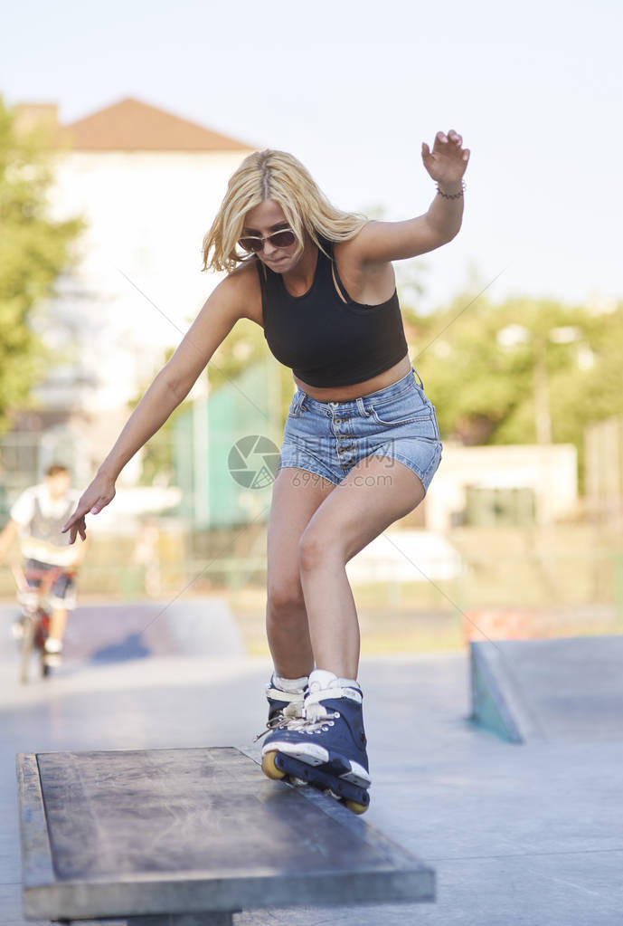 快乐的女孩在滑冰场图片