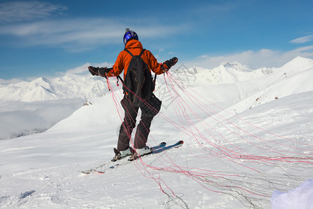 格鲁吉亚冬季高加索山脉的滑翔图片