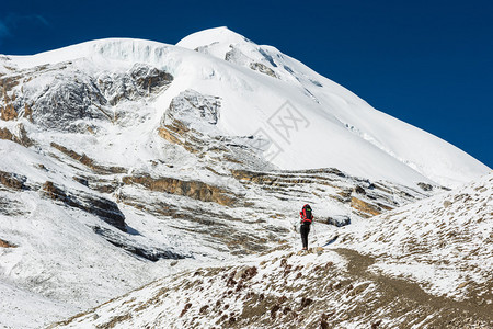 女在雪地的山景中旅行安娜普尔纳电路通图片